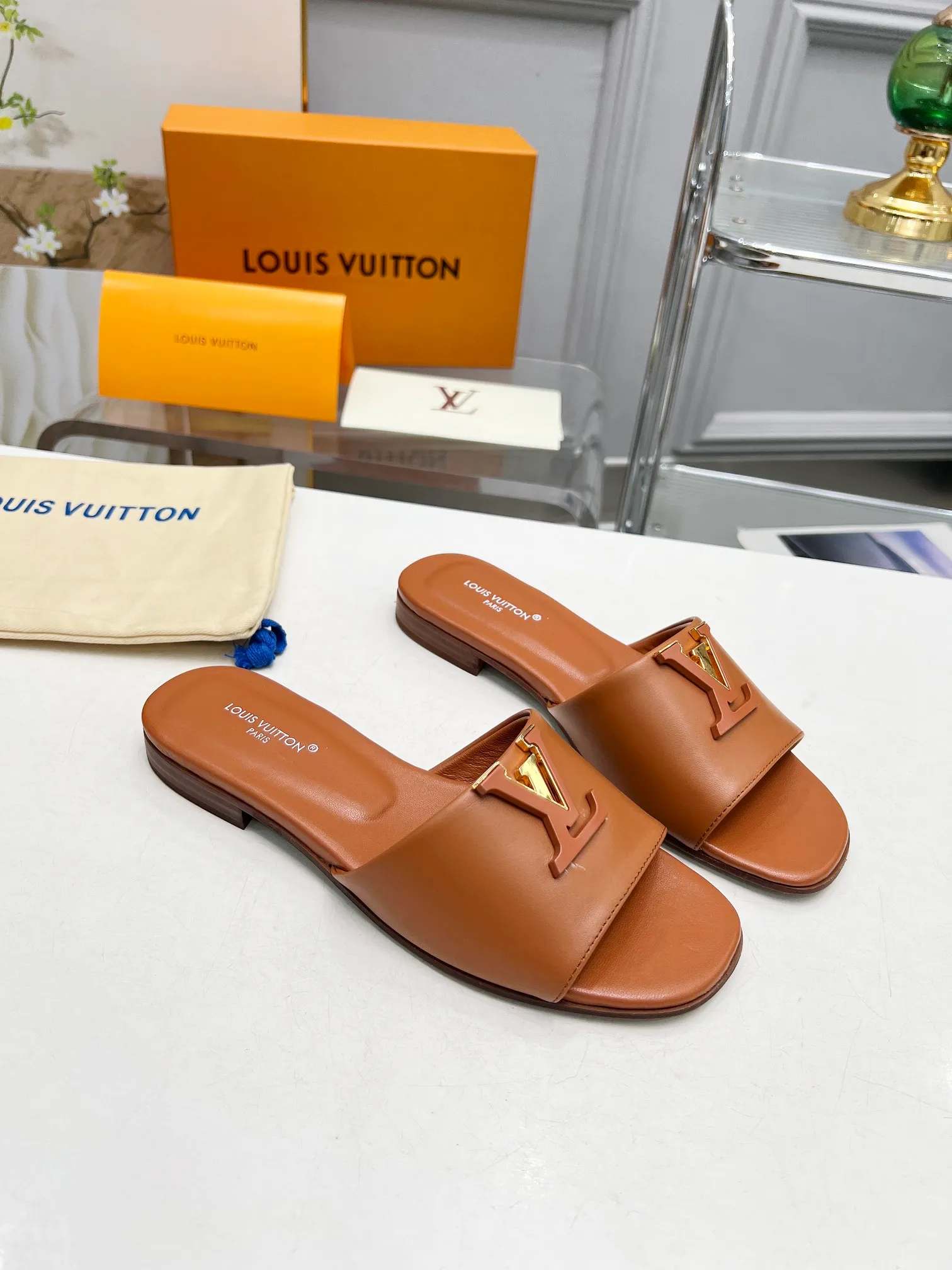 👟👟Ex-factory price 440👟👟Louis Vuitton/Louis Vuitton women's new sandals LV SUNSET COMFORT flat sandals are made of exquisite cowhide and sheepskin lining, the uppers show handicrafts, and are matched with genuine leather soles*@wearing experience. LV logo hardware buckle on upper, size 35-42